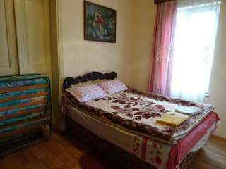 Гостевой дом Medico and Suliko Guest House Кутаиси Двухместный номер с 1 кроватью и общей ванной комнатой-1